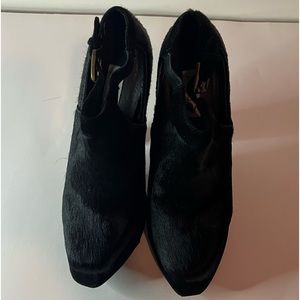 Black pony platform pump